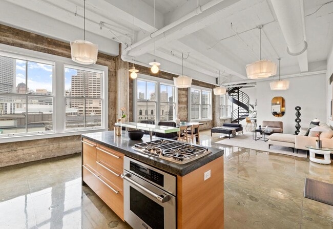 Building Photo - 1BR/1BA PENTHOUSE! Enormous Private Roof D...