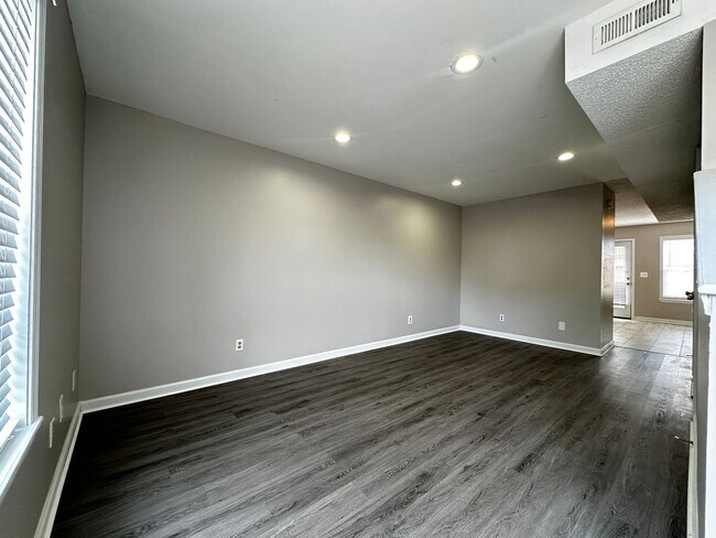 Foto del edificio - Spacious 2BR/1.5BA Townhome in Rossview Ar...