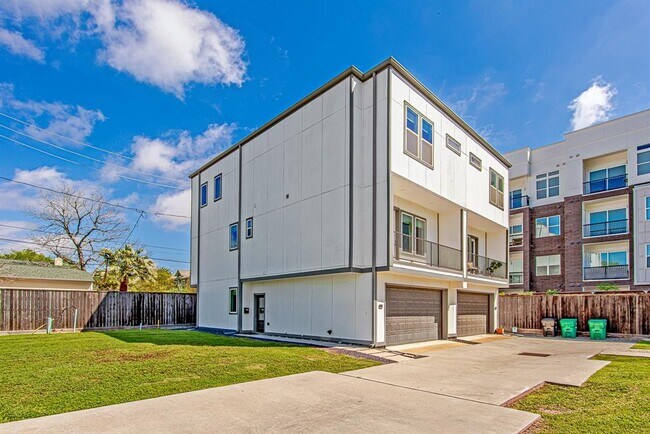 Building Photo - 449 W 25th St
