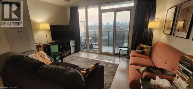 Photo du bâtiment - 330 Richmond St W