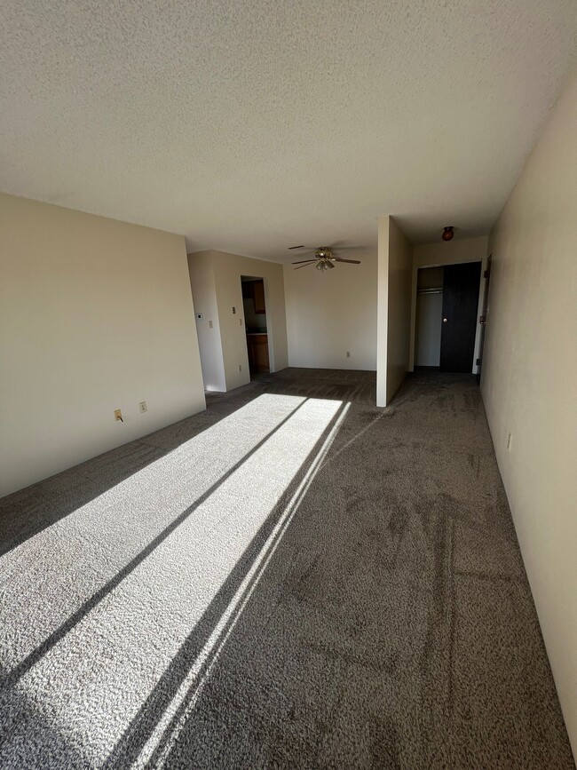 Living room and dining area - Oak View Apartments