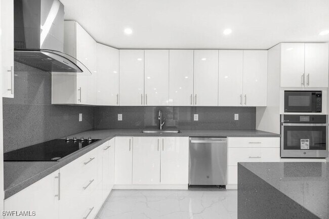 Foto del edificio - 4943 Pelican Blvd