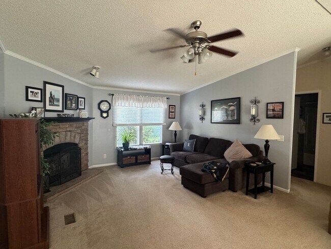 Foto del edificio - Spacious 3-Bedroom Home with Fenced Lot an...