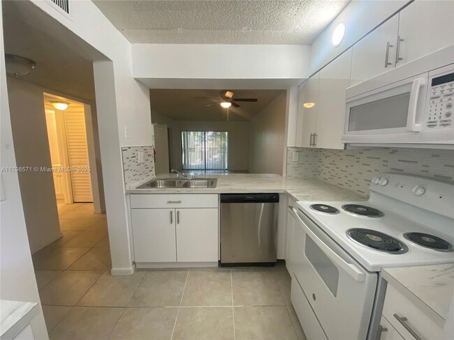 Foto del edificio - 3410 Foxcroft Rd