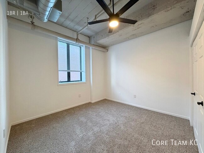 Building Photo - 320 W 7th St