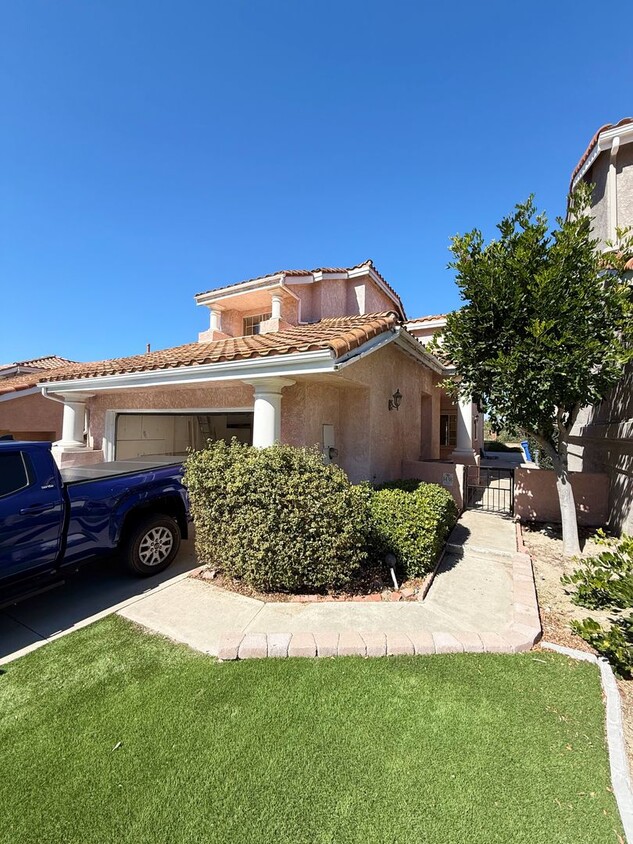 Foto principal - 3 Bed/3 Bath Home in Shadow Ridge Vista!