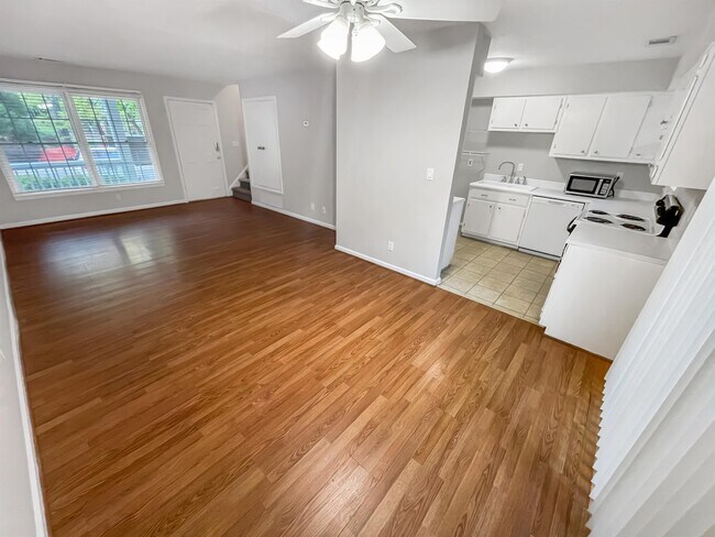 Building Photo - 2372 Farmstead Cir