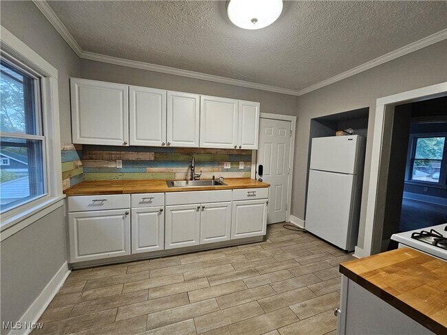 Foto del edificio - 3234 Euclid Heights Blvd