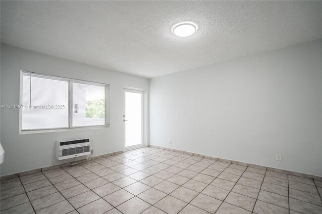 Foto del edificio - 6650 Miller Dr