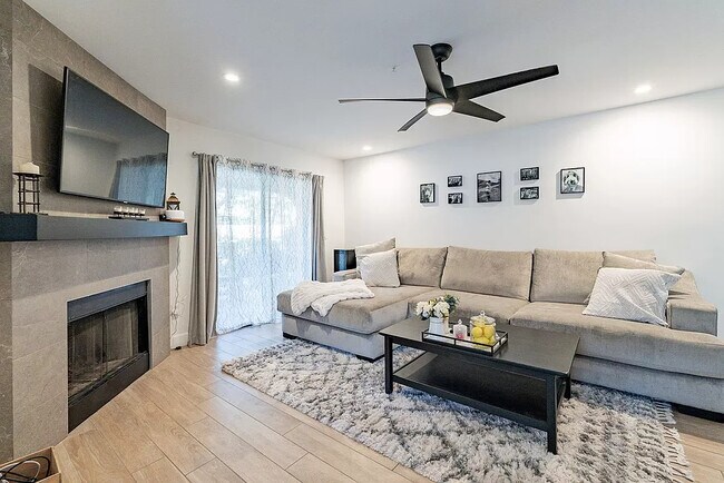 Foto del edificio - 9460 E Mission Ln