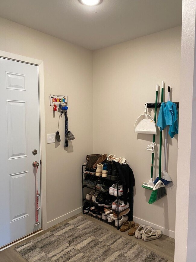 Foto del edificio - Townhouse for Rent - Thames Ct. 4 Bedroom 3 1/2 baths