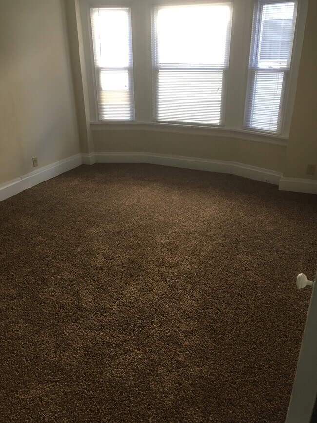 Building Photo - 442 Oneida St