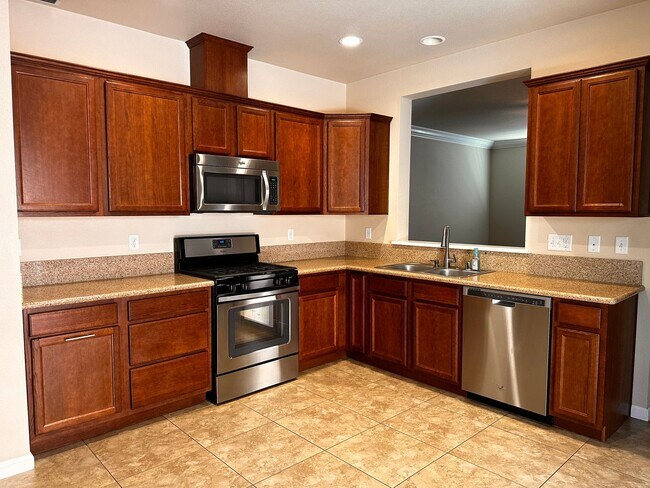Foto del edificio - 4 BEDROOM TOWNHOUSE IN CENTRAL REDDING