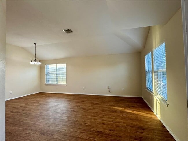 Building Photo - 227 Ashwood N