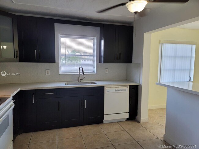Building Photo - 300 S Luna Ct