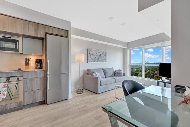 Building Photo - 585 Bloor St E