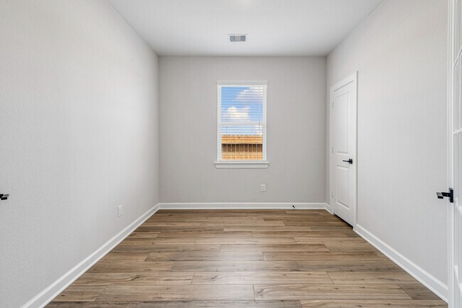 Foto del edificio - 15650 Honey Cv Dr