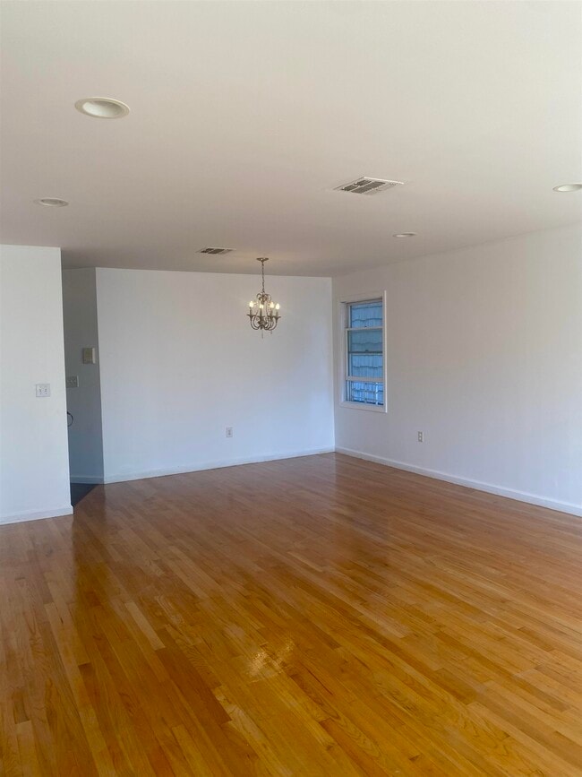 Building Photo - 525 Avenue A
