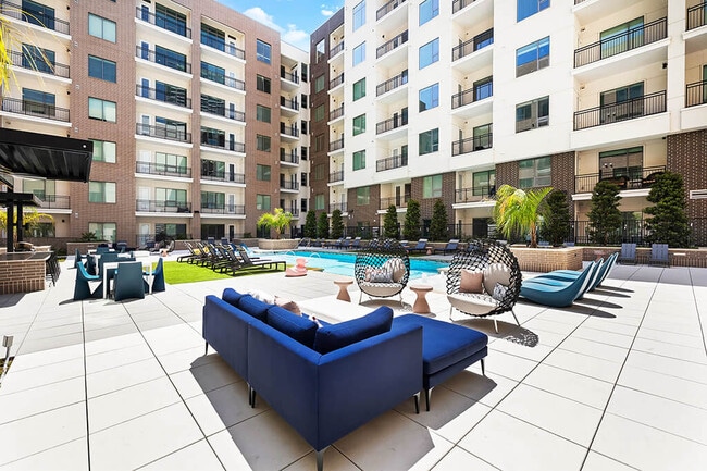 Building Photo - 1810 Main Apartments