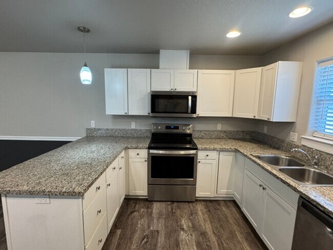 Building Photo - LIKE - NEW 3- BEDROOM TOWNHOME W/ GARAGE, FENCED YARD & PRIVATE 3RD BEDROOM OFF GARAGE