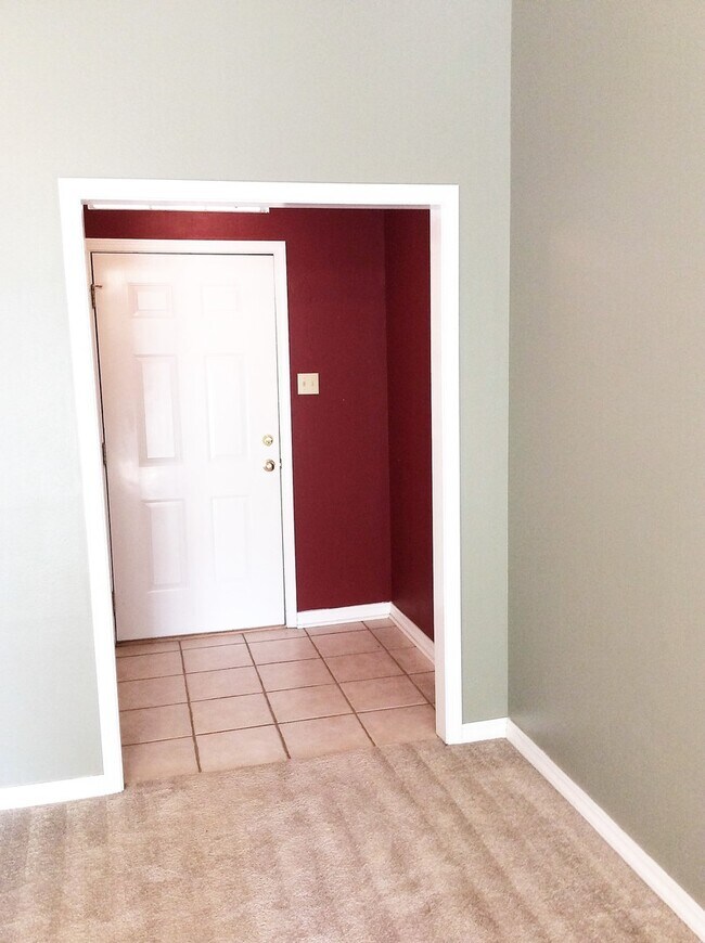 Building Photo - Great 3 bedroom, close to everything