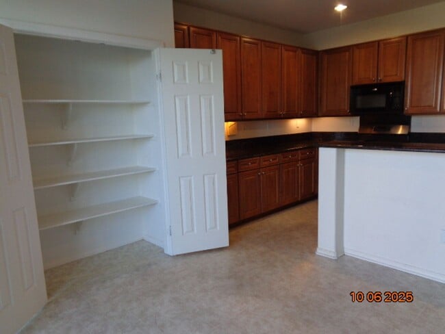 Building Photo - Large 2 Story Offering 3419 sq. ft. and 5 bedrooms plus loft