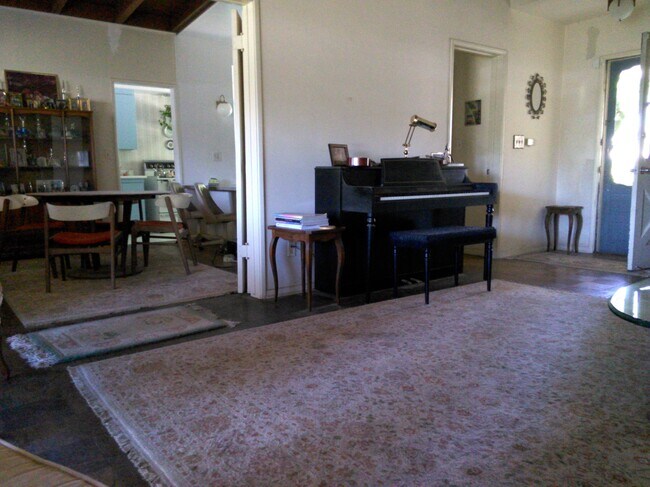 Foto del edificio - 5611 Babbitt Ave