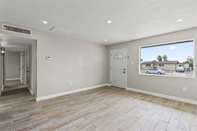 Building Photo - 3 bedrooms 1 bathroom with all tile flooring