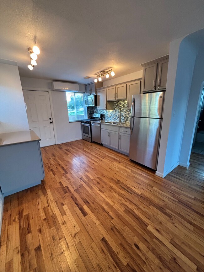 Foto del edificio - 740 Hazel Ct