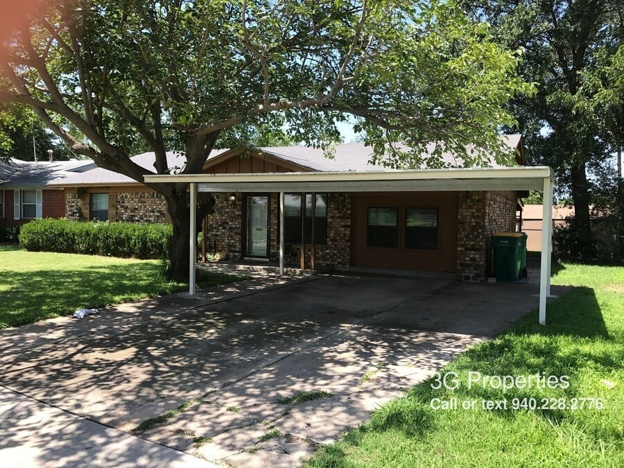 Primary Photo - 963 Pebblebrook Dr