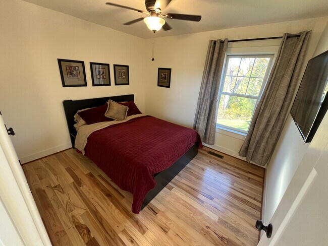Building Photo - 5631 Creekside Xing