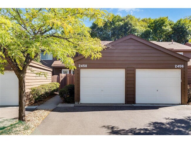 Foto del edificio - 2458 Crestwood Dr