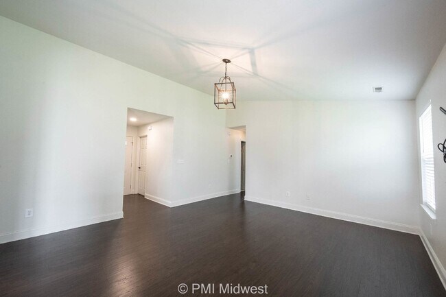 Foto del edificio - "Charming 3-Bed, 2-Bath Home with 1263 Sq Ft in Westfield's Serene Useppa Ct"
