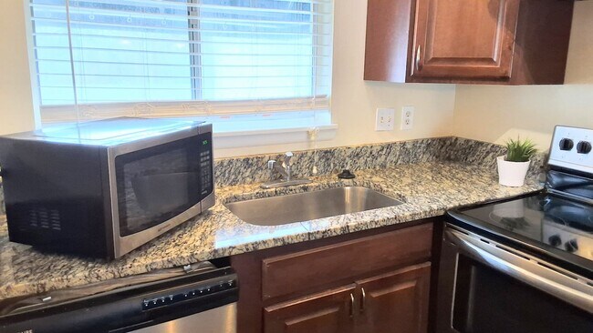 Foto del edificio - Stunning all remodeled 2/1.5 condo with Am...