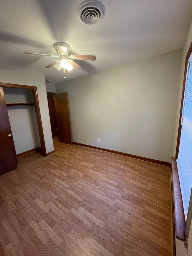 Building Photo - 2 bedroom 1 bathroom Duplex style home ava...