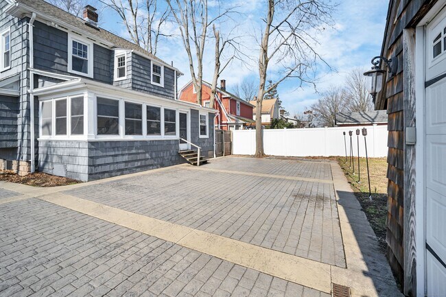 Building Photo - 19 Martin St