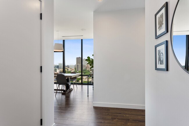 Building Photo - 450 W Belmont Ave