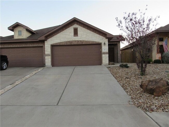 Building Photo - 102 Hidden Springs Dr