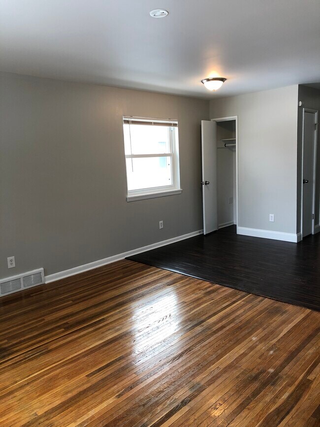 Building Photo - 203 Oak St
