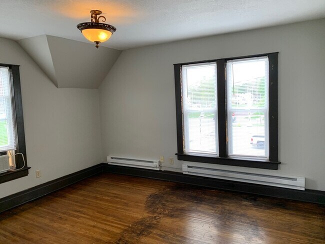 Building Photo - 106 E Walnut St