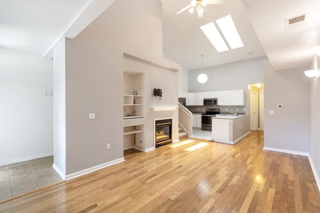 Building Photo - 2 bedroom with attached garage!!
