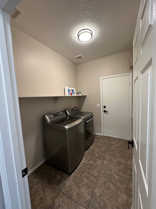 Building Photo - 14814 W Wethersfield Rd