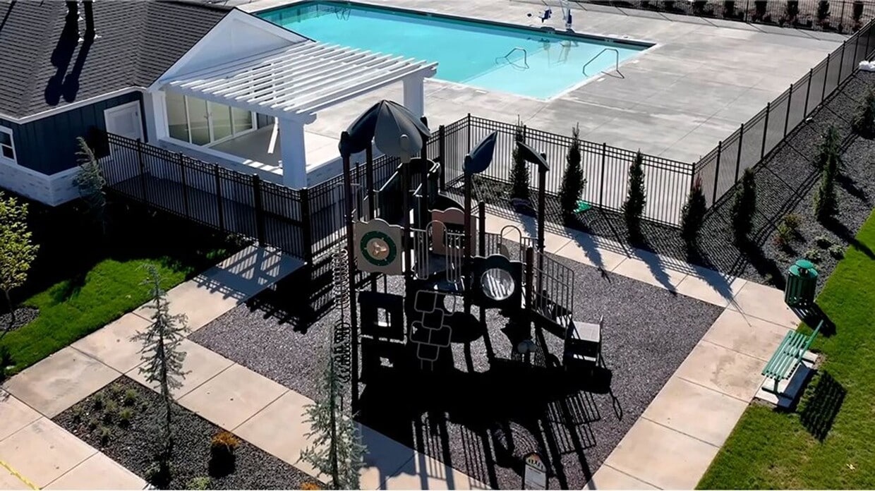 Building Photo - Immaculate Townhouse w/2-Car Garage