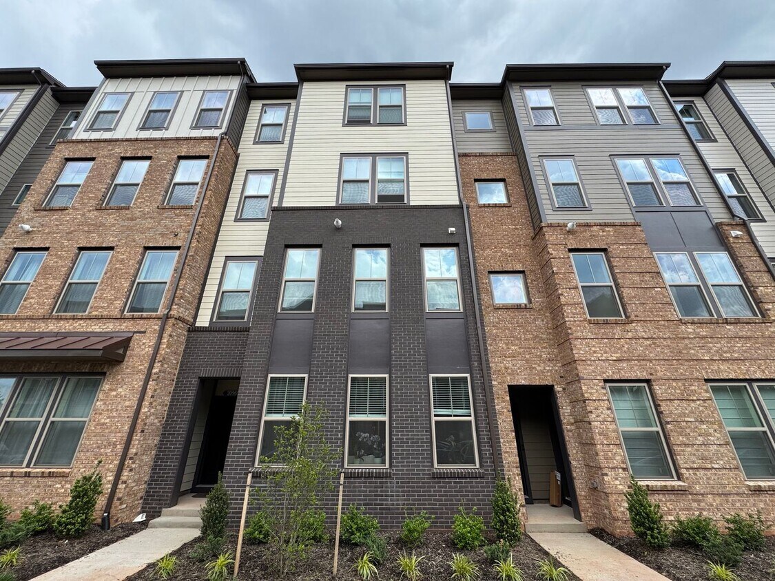 Primary Photo - Stylish 3 Bed 2.5 Bath Interior Townhome I...