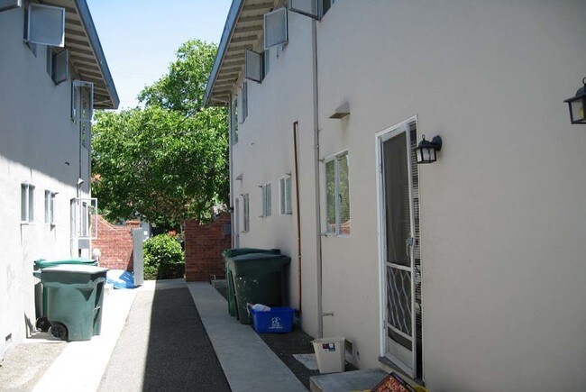 Building Photo - 387 Clifton Ave