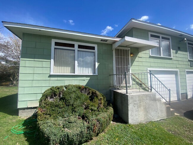 Foto del edificio - 2 bed 1 bath duplex. Less than 3 miles from OIT and Sky Lakes. Geothermal heat, and attached gara...