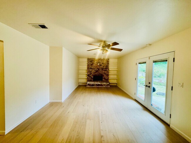 Building Photo - COUNTRY LIVING ON ONE ACRE -  Newly Remode...