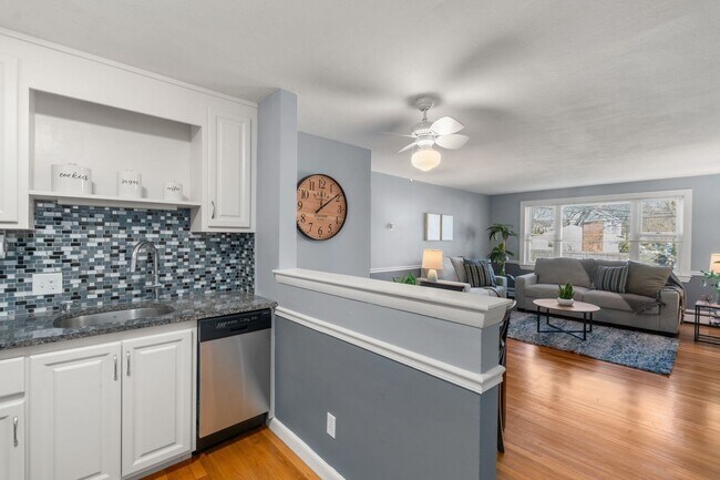 Foto del edificio - 32 Whitman Rd