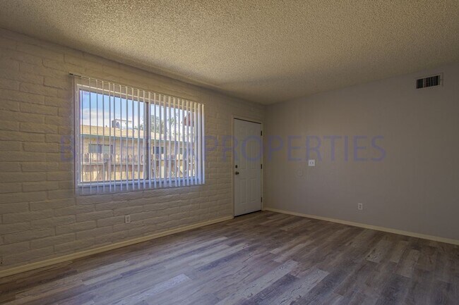 Foto del edificio - 2 Bedroom Duplex Remolded