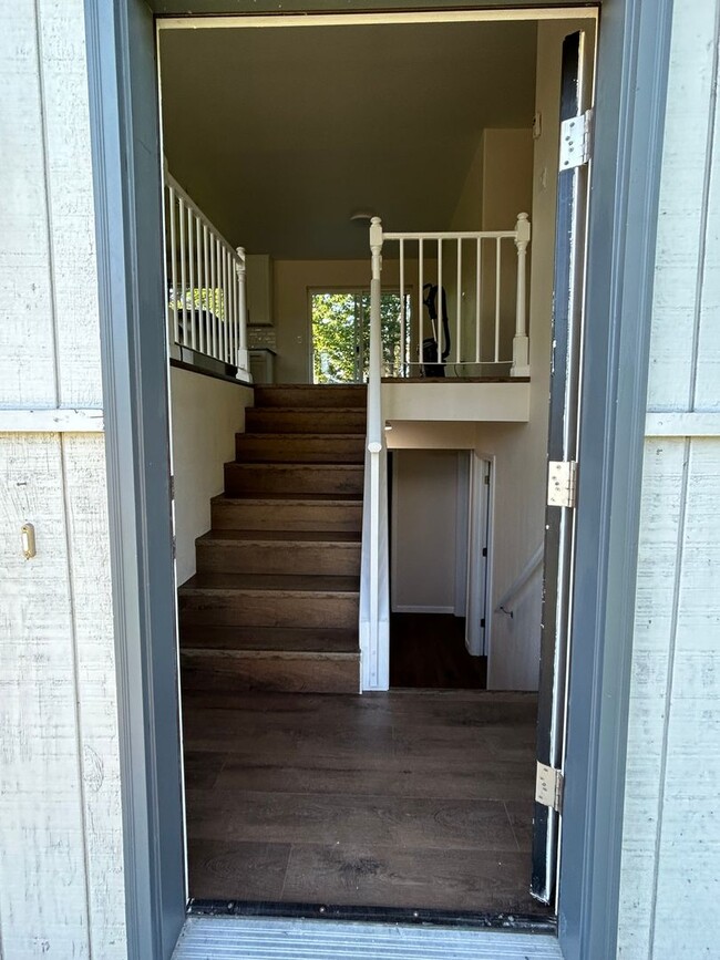 Building Photo - Fabulous newly update 4 bedroom home